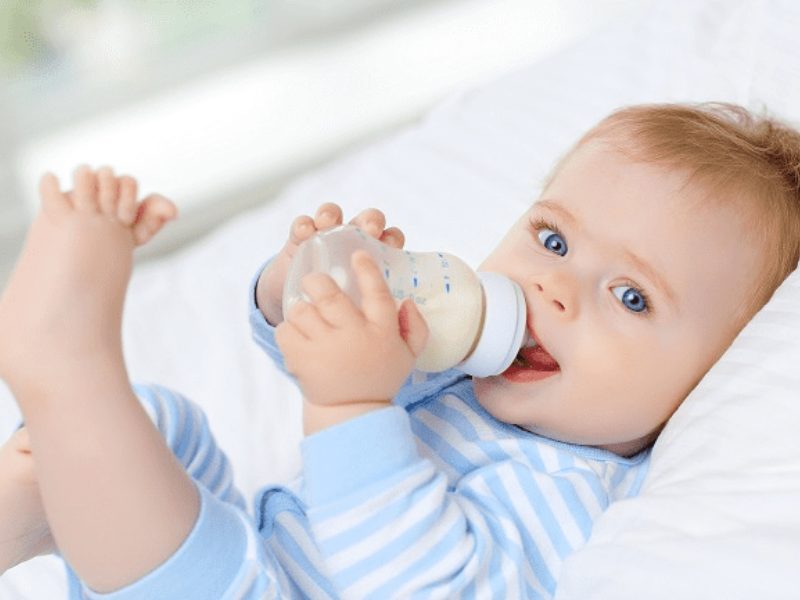 Nhiệt độ sữa cho trẻ sơ sinh uống